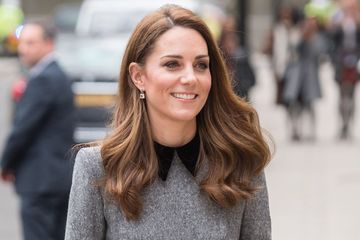 Pakai Baju yang Sama Seperti 5 Tahun Lalu, Satu Benda Kecil Ini Jadi Pembeda Gaun Kate Middleton