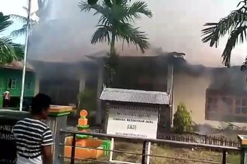 Suasana Kantor Desa di Pinrang, saar dibakar oleh seorang warga yang kesal (Foto Kompas.com/Suddin Syamsuddin)