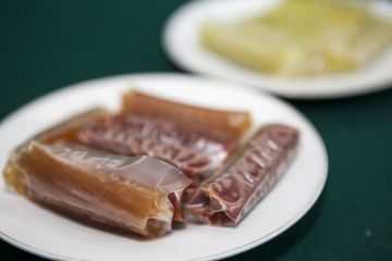 Dodol (makanan tradisional berbahan dasar tepung) yang dibungkus dengan bioplastik, sedang diuji coba ketahanannya terhadap bakteri di laboratorium. (Foto difasiltasi Pusat Penelitian Bioteknologi dan Bioindustri Indonesia).