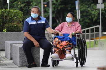 Ani Yudhoyono didampingi oleh Presiden keenam RI Susilo Bambang Yudhoyono saat keluar dari ruang perawatan di National Universtiy Hospital, Singapura, Kamis (16/5/2019).