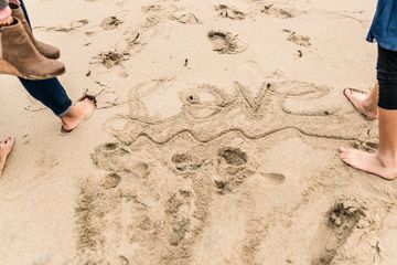 Wisatawan yang Menulis di Pasir Pantai Jepang Akan Dikenakan Denda