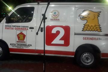 Mobil ambulans berlogo Partai Gerindra terparkir di gedung unit reserse mobil (Resmob) Polda Metro Jaya.  (Foto: Kompas.com/Rindy Nuris Verarosdella)