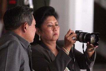 Presiden Susilo Bambang Yudhoyono hadir dalam upacara pengukuhan pasukan pengibar bendera pusaka (Paskibraka) di Istana Negara, Jakarta, Senin (15/8/2011). 