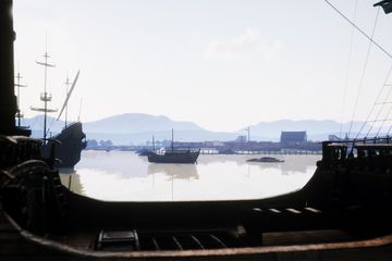 Kapal-kapal membuang sauhnya di Teluk Batavia, berlatar Kastel Batavia.