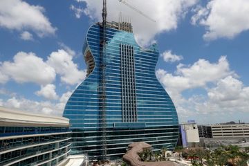 Mengintip Gedung Unik Berbentuk Gitar yang Penuh Fasilitas Megah