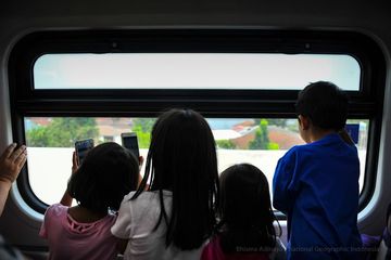 Dari Selfie hingga Intip Pengemudi, Begini Rasanya Menjajal LRT, Serasa di Singapura!