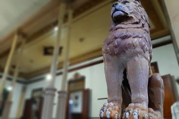 Patung singa di depan beranda rumah penginapan GANEFO di Jalan Kapasan 169-171, Surabaya. Awalnya rumah ini milik keluarga The Toan Ing, yang kemudian berpindah tangan ke Tan Siong Chiu. Inilah salah satu tengara pecinan di Surabaya yang kerap terlewat.