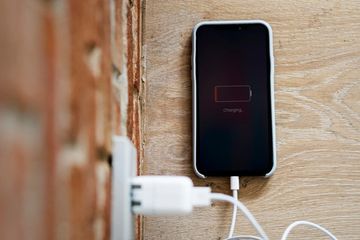 Satu Indonesia Wajib Tahu! Main Ponsel Saat Tertancap Charger Disebut-sebut Bisa Bahayakan Nyawa, Ahli Beberkan Fakta yang Tak Disangka-sangka