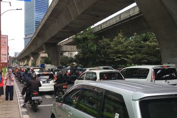 ilustrasi keadaan kota yang padat dan menghasilkan banyak polusi dari gas emisi kendaraan bermotor