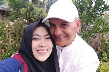 Terpaut Usia 45 Tahun, Istri Mark Sungkar Tanpa Ragu Pamer Peluk Suami di Resto! Warganet Malah Salah Fokus Sama Bagian Ini