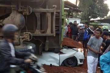 Pilu, Mobil Tertindih Truk Hingga Tewaskan 4 Orang, Satu Balita Selamat dalam Pelukan Sang Ibu