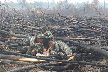 Suka dan duka para Prajurit TNI yang &lsquo;berperang&rsquo; melawan kebakaran hutan.