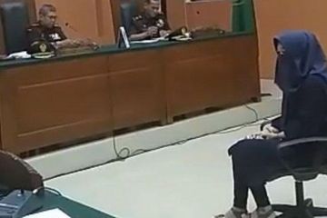 Serli saat memberikan kesaksian pada persidangan pembunuhan yang dilakukan Prada DP
