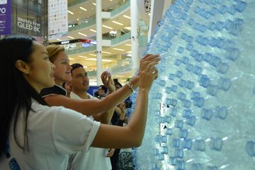 Pengunjung Pameran #BijakBerplastik bisa membawa botol plastik bekas untuk melengkapi instalasi seni interaktif PUPA 1.0 