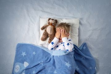 Anti Drama Tiap Hari, Cara Mengatasi Anak Susah Bangun saat Pagi