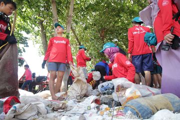 Salah satu komunitas yang terlibat dalam gerakan #BijakBerplastik ialah Divers Clean Action (DCA) yang berdiri pada November 2015.