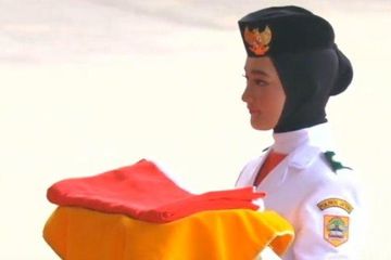 Profil Salma El Mutafaqqiha Putri Achzaabi, Pemegang Baki Bendera Merah Putih saat Upacara Kemerdekaan