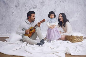 Atiqah Hasiholan Unggah Foto Jadul Rio Dewanto, Warganet Malah Fokus ke Wajah Sang Aktor
