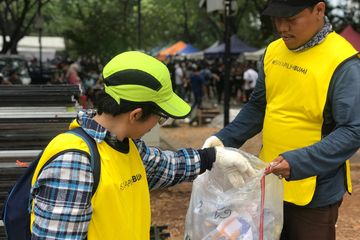 Para relawan #SayaPilihBumi melakukan kegiatan pungut sampah di acara Otobursa Tumplek Blek 2019, Minggu (1/9)