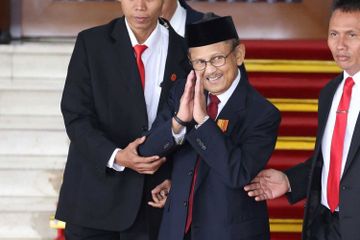 mantan Presiden BJ Habibie saat meninggalkan lokasi usai sidang tahunan Majelis Permusyawaratan Rakyat RI tahun 2018 di Kompleks Parlemen, Senayan, Jakarta, Kamis (16/8/2018). Presiden Joko Widodo menyampaikan pidato kenegaraan dalam rangka HUT RI ke 73.