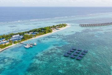 Panel surya terapung di Maldives