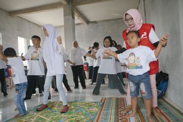 Yulianti (36) bersama dengan ABK di Sekolah Dreamable.