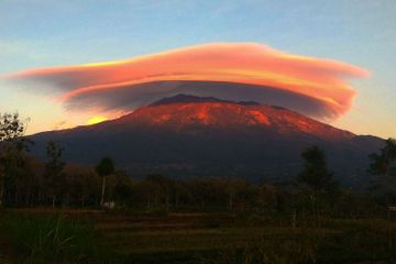 Terjadi di Pagi Hari, Fenomena Unik Ini Terjadi Berbarengan di 4 Gunung Tinggi Tanah Jawa. Apa Penyebabnya?  