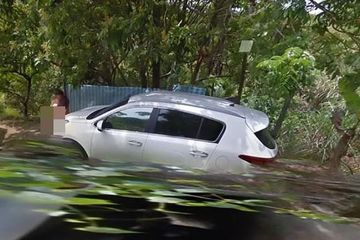 Pasangan itu bercumbu di depan mobil
