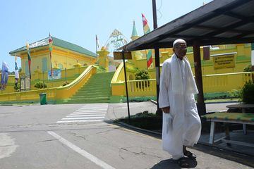 Masjid Raya Sultan Penyengat didirikan pada tahun 1803 dan terbuat dari kayu, dibangun oleh Sultan Mahmud ketika membangun infrastruktur untuk kediaman istrinya &ndash; Raja Hamidah putri dari Raja Haji Fisabilillah. Pada tahun 1832, masjid dibangun menjadi bangunan berdinding bata dengan atap beton sederhana berbentuk pelengkung lancip pada masa Yang Dipertuan Muda VII Raja Abul Rahman (1832-1844) menjabat. Di dalam masjid terdapat mihrab ukiran yang didatangkan dari  Jepara pada pertengahan abad 18. Juga terdapat lampu kristal hadiah dari Raja Prusia sebagai bentuk uncapan terima kasih kepada pemimpin karena telah menerima Monsiyur Eberhardt Herman Rottger sebagai warga di wilayahnya dengan baik. Monsiyur juga menjalankan misi gereja serta mendirikan &ldquo;Gereja Ayam&rdquo; di pusat kota lama Tanjungpinang pada tahun 1832.