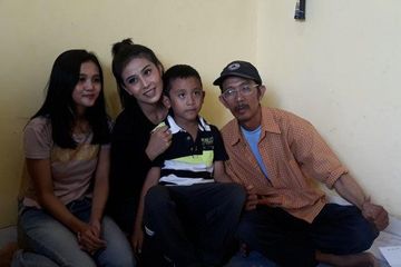 Awkarin menyambangi kediaman Hendar, driver ojol yang kehilangan motornya di Cijantung