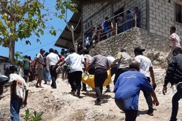 Jenazah YSS (14), pelajar salah satu SMP di Kota Kupang, Nusa Tenggara Timur (NTT), yang tewas gantung diri, saat dievakuasi aparat kepolisian setempat
