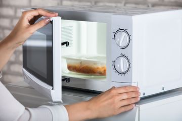 Memanaskan Makanan dengan Wadah Plastik di Microwave, Berbahayakah?