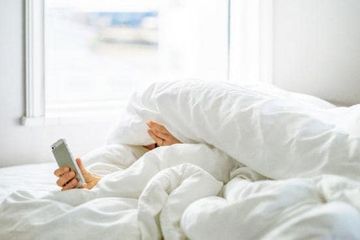 Punya Kebiasaan Mengecek Ponsel Setelah Bangun Tidur? Ini Bahayanya