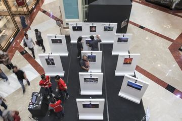 Para pengunjung menyaksikkan hasil karya foto finalis Wondernight Indonesia V17 Pro Photo Competition yang dipamerkan di Pondok Indah Mall. Acara ini diselenggarakan oleh vivo Mobile Indonesia berkolaborasi dengan National Geographic Indonesia. Rahmad Azhar Hutomo/National Geographic Indonesia.