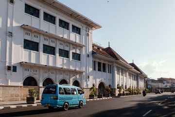 Toko Kelontong Bersiasat Di Tengah Arus Modernitas
