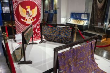 Batik-batik ini memiliki cerita dinamika warga pesisir yang dipajang di dalam Museum Batik Pekalongan.