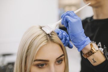 Awas! Ahli Ungkap Mewarnai Rambut Bisa Tingkatkan Resiko Kanker Payudara pada Wanita, Hal Ini Jadi Alasannya