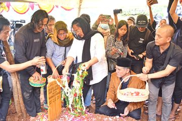 Ria Irawan Tutup Usia, Pusara Jadi Saksi Air Mata Mayky Wongkar