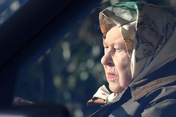 Dengan Wajah Muram, Ratu Elizabeth II Mengemudikan Mobil Sendiri Pasca Mundurnya Pangeran Harry dan Meghan Markle