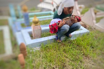 Jasad bayi pria miskin di Malaysia akhirnya bisa dimakamkan.