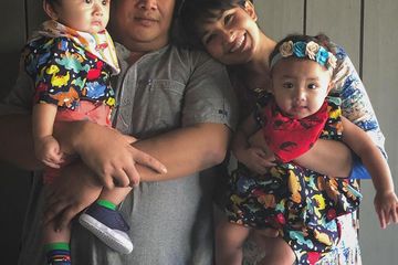 Fiona Fachru bersama suami dan kedua buah hatinya