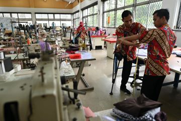 Suasana di kelas menjahit.