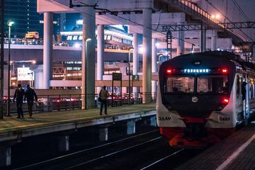 Ilustrasi kereta sebagai alternatif perjalanan rendah karbon.