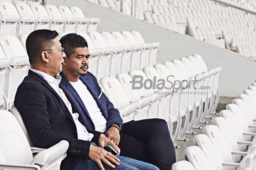 Mohamad Prapanca dan Bambang Pamungkas menempati salah satu tribun di Stadion Utama Gelora Bung Karno, Jakarta.