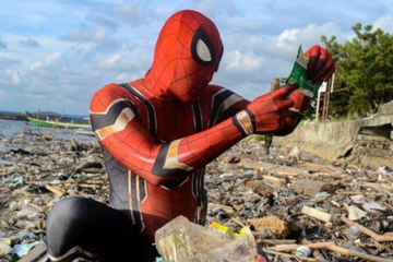 Aksi Spiderman Bersihkan Sampah Plastik di Pesisir Pantai Parepare