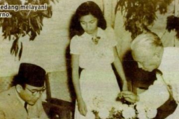 Jetje Langelo saat melayani Soekarno