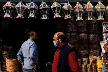 Lentera Ramadhan tradisional dipajang untuk dijual di sebuah kios menjelang Ramadhan di jalan Al Khayamia di Kairo, Mesir