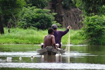 Masyarakat pedalaman Amazon mencari makan dengan memancing. 