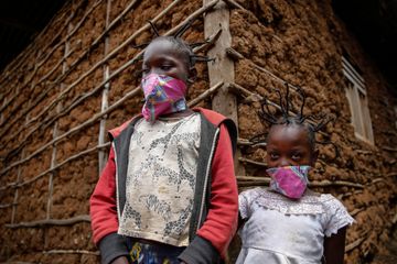 Gaya rambut virus corona yang populer di Afrika Timur.