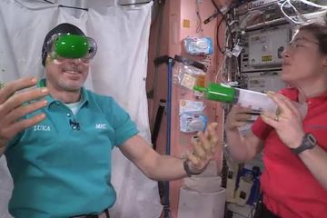 Luca dan Koch bereksperimen pada slime di ruang angkasa.